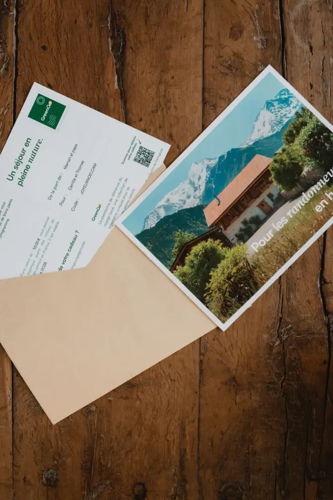 Carte cadeau GreenGo imprimée glissée dans son enveloppe