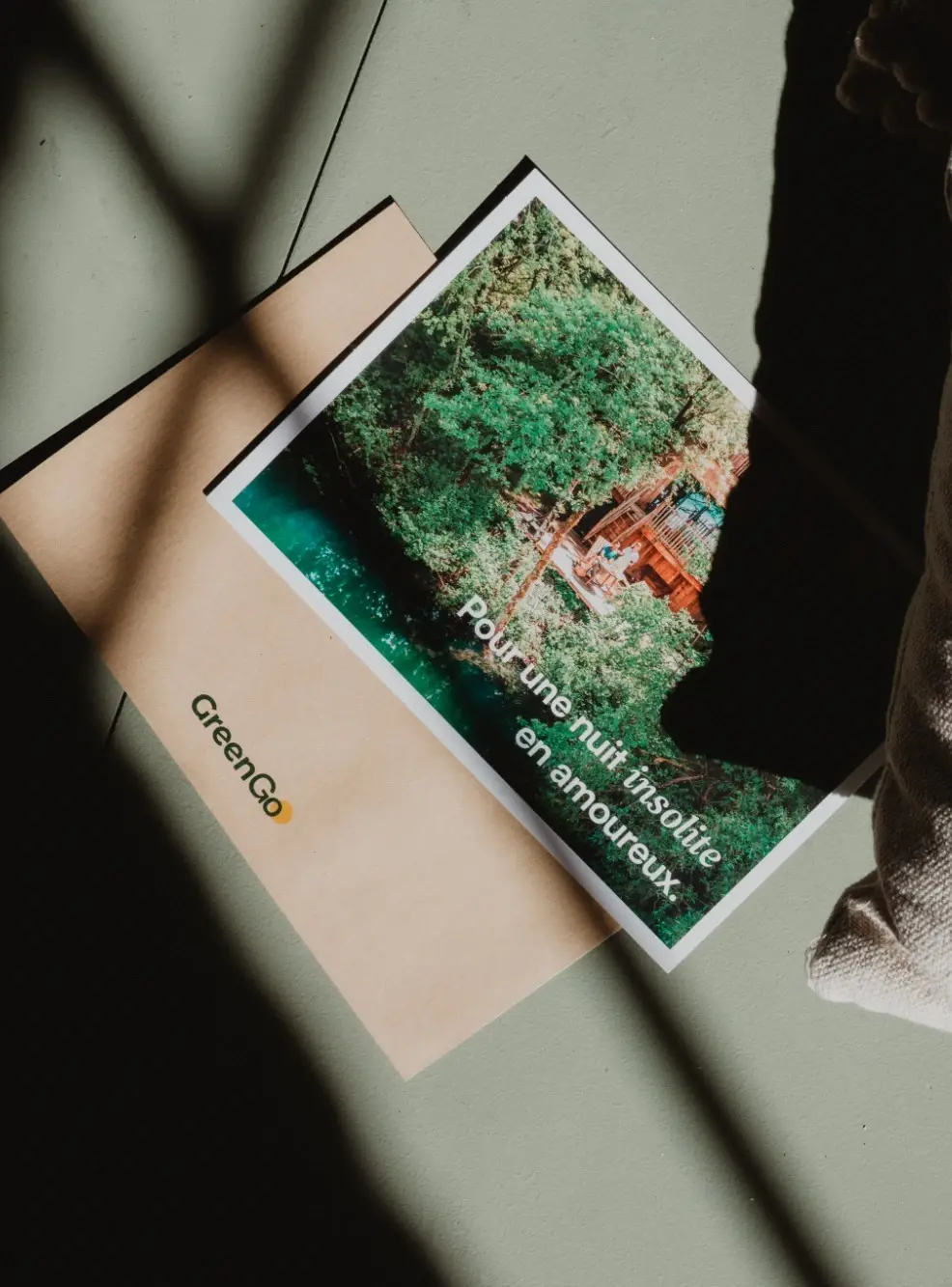 Carte cadeau GreenGo imprimée posée sur son enveloppe