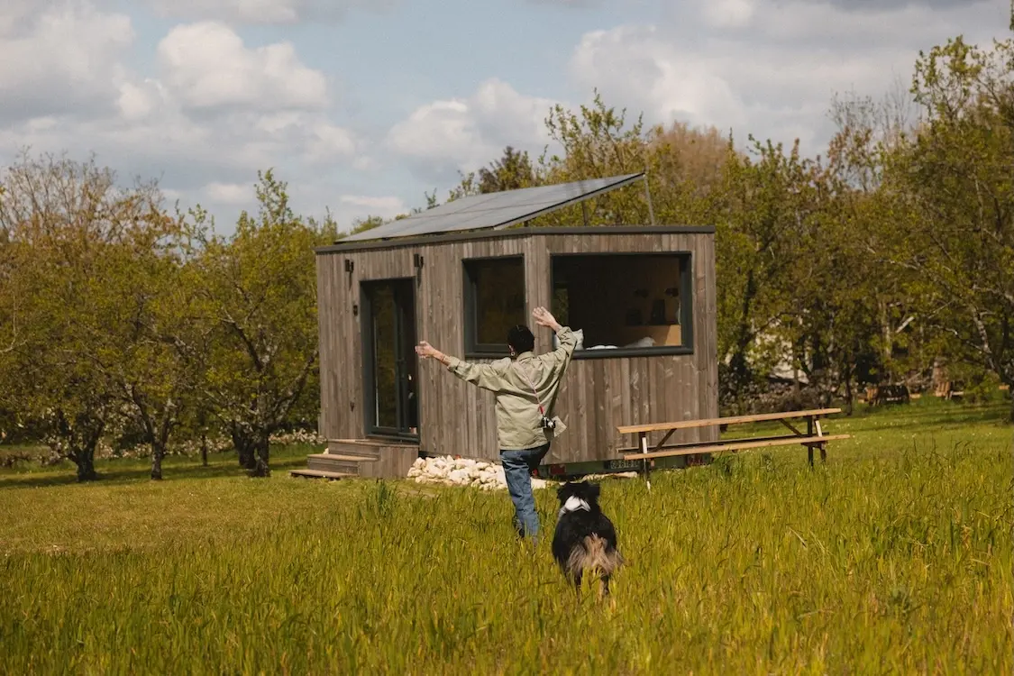 GreenGo - Homme courant vers un logement avec un chien illustrant la section