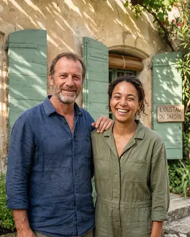 Portrait de deux hôtes GreenGo souriants