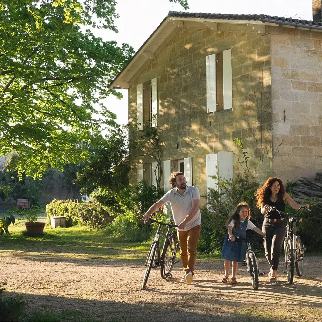 Voyageurs face à une vallée