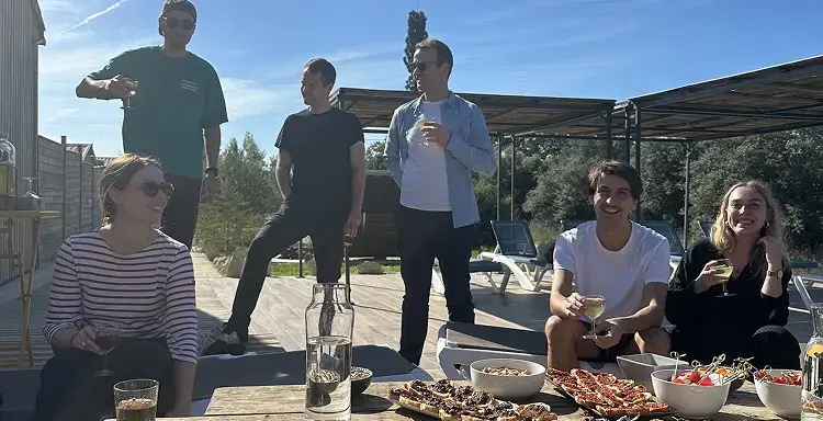 GreenGo - L’équipe autour d’un snack.