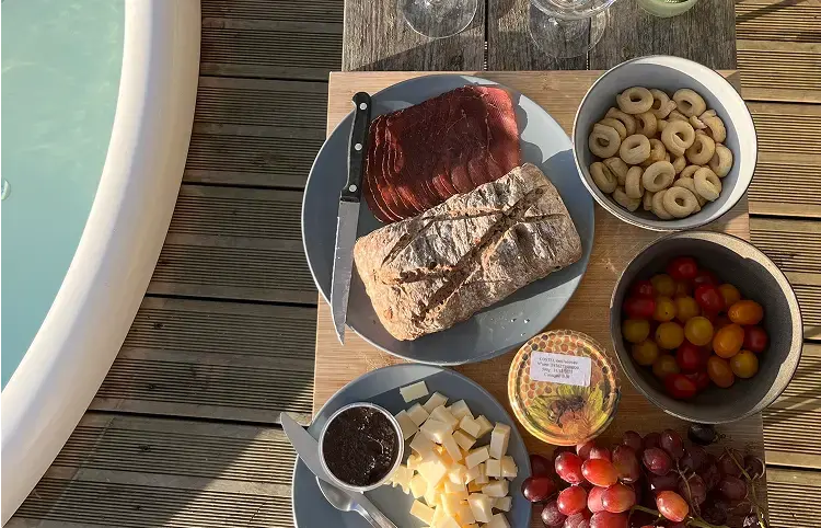 GreenGo - Table de snacks sur la terasse.