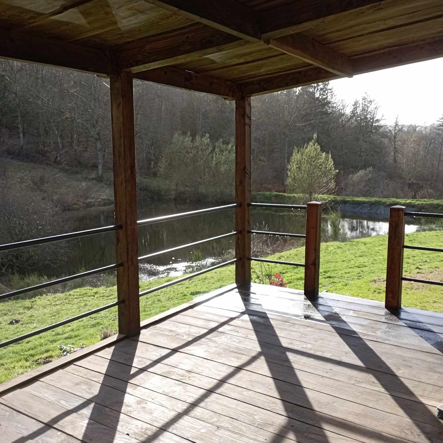Logement GreenGo: La cabane des bois dessus  en pleine nature avec étang, en lisière de forêt, calme , terrasse, - Image 7