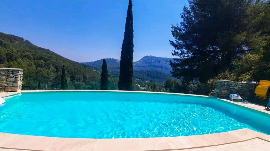 Chambre cosy, un écrin de verdure avec piscine.
