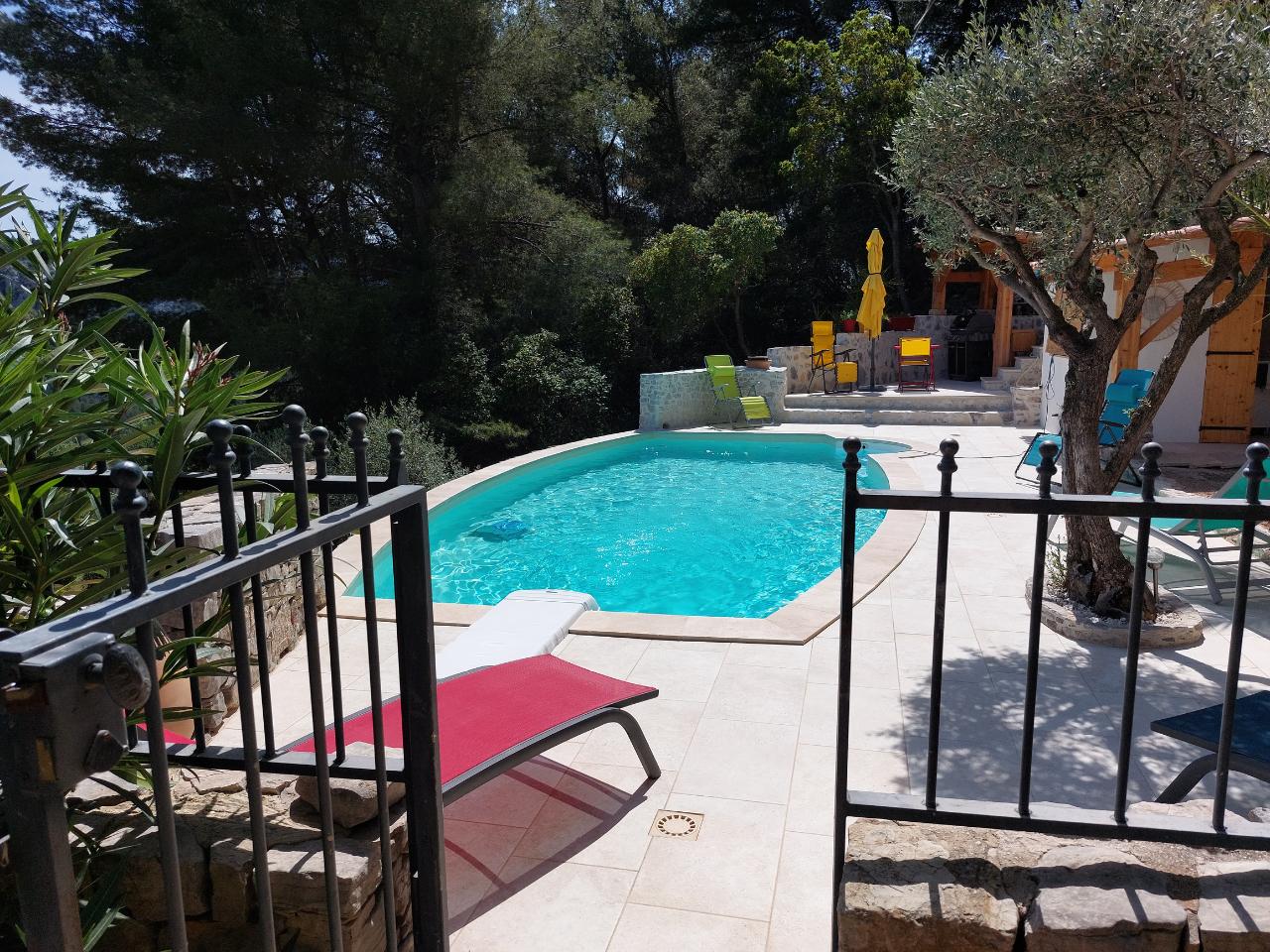 GreenGo Chambre cosy, un écrin de verdure avec piscine.