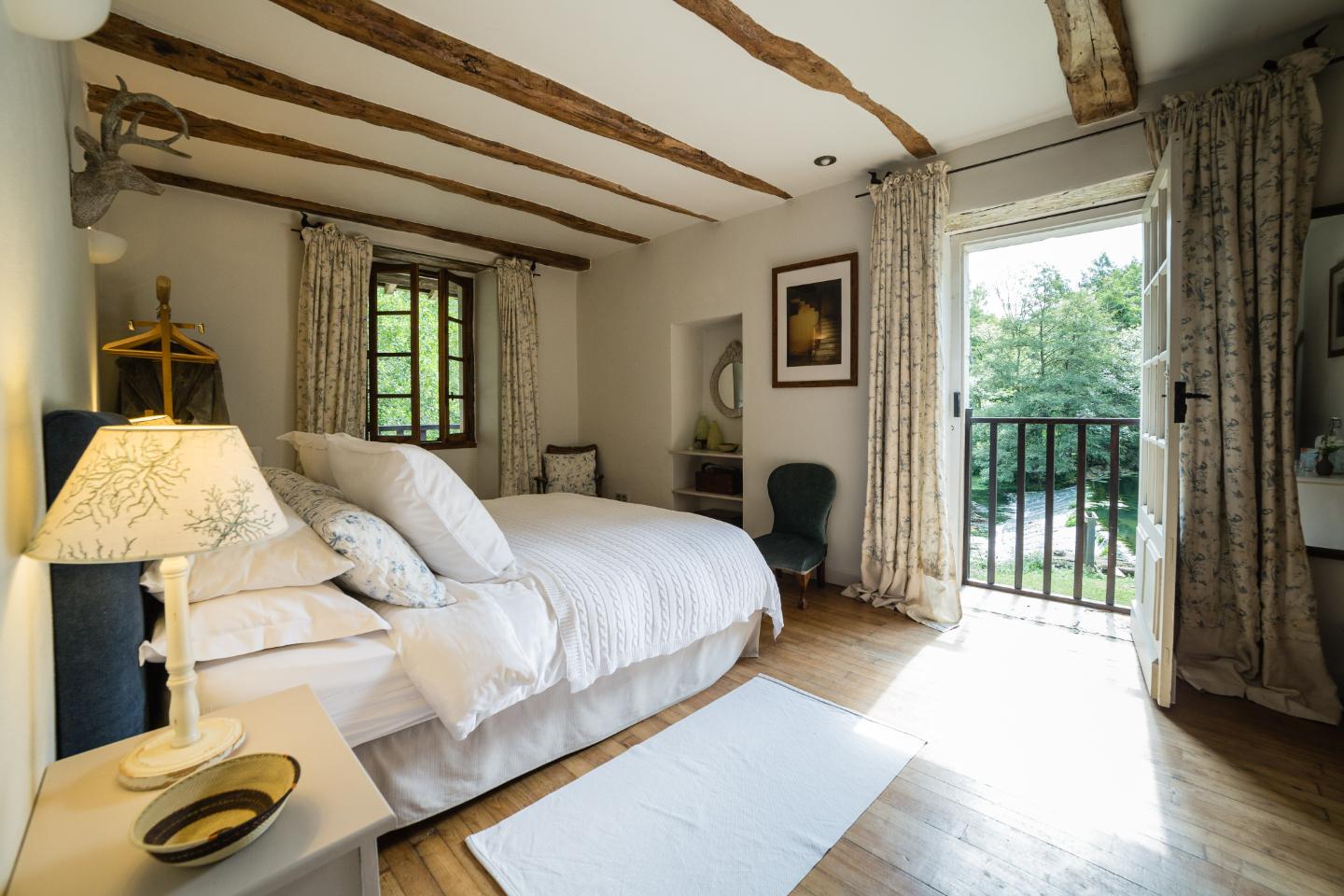 Logement GreenGo: Kingfisher - chambre double avec sdb et une vue sur la rivière.  Petit salon privé avec balcon.