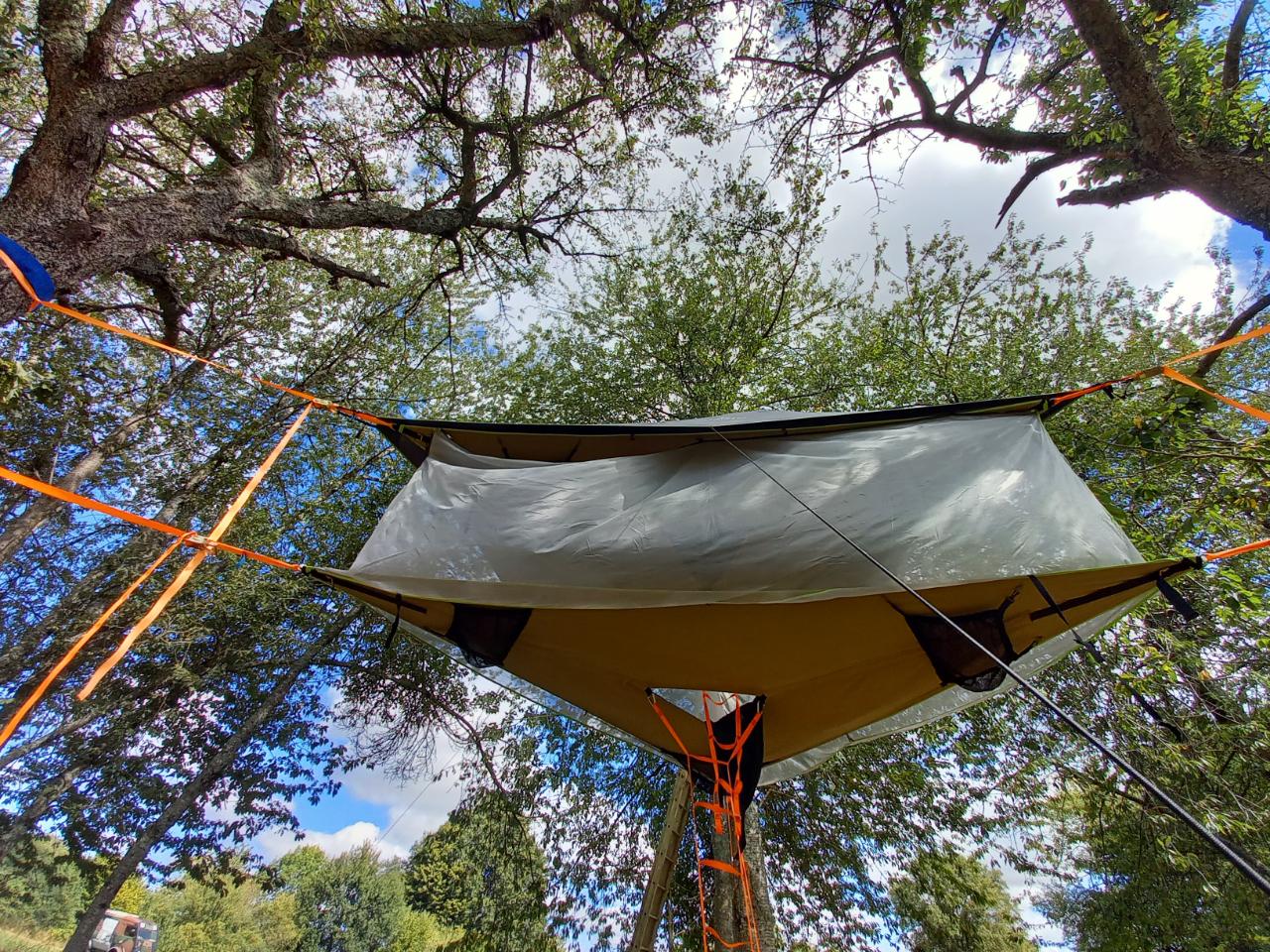 Logement GreenGo: Bus soleil avec une tente dans les arbres et une tente cocoon - Image 4
