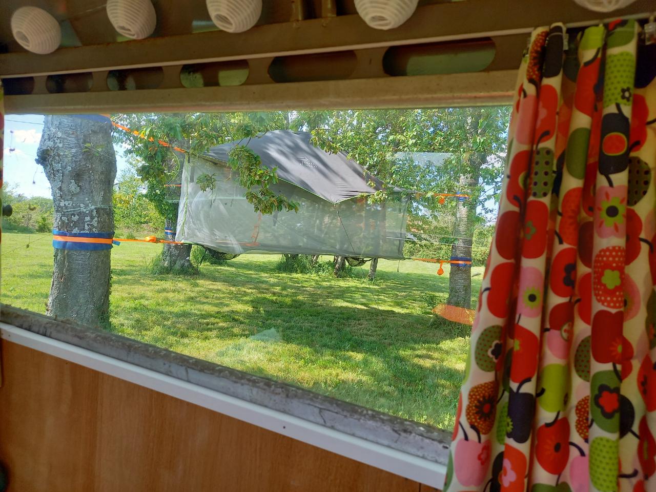 Logement GreenGo: Bus soleil avec une tente dans les arbres et une tente cocoon - Image 14