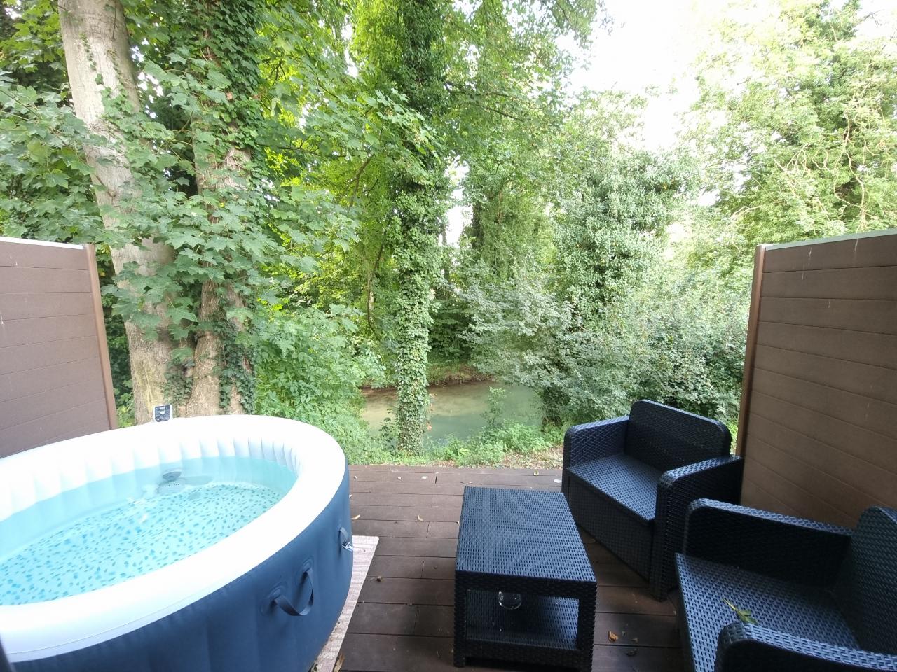 Logement GreenGo: Chambre avec terrasse, vue sur rivière, Bain à remous extérieur privatif couvert d'avril à octobre. - Image 3