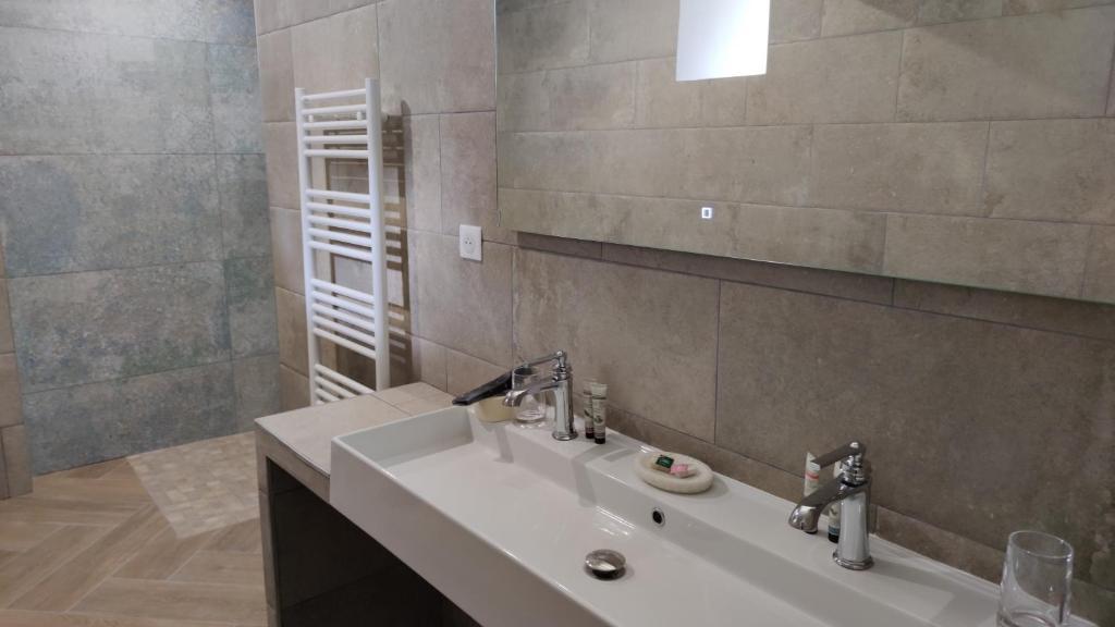 Logement GreenGo: Valérie MAUGERI - Chambre double avec douche à l'italienne et baignoire balnéo - Image 4