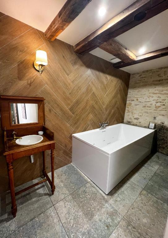 Logement GreenGo: Valérie MAUGERI - Chambre double avec douche à l'italienne et baignoire balnéo - Image 3