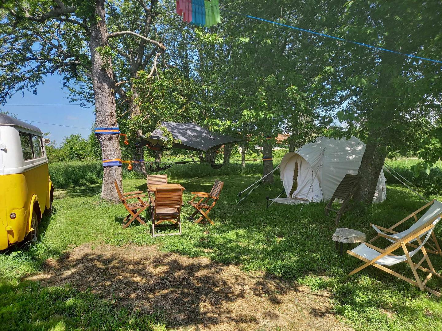 Logement GreenGo: Bus soleil avec une tente dans les arbres et une tente cocoon - Image 2