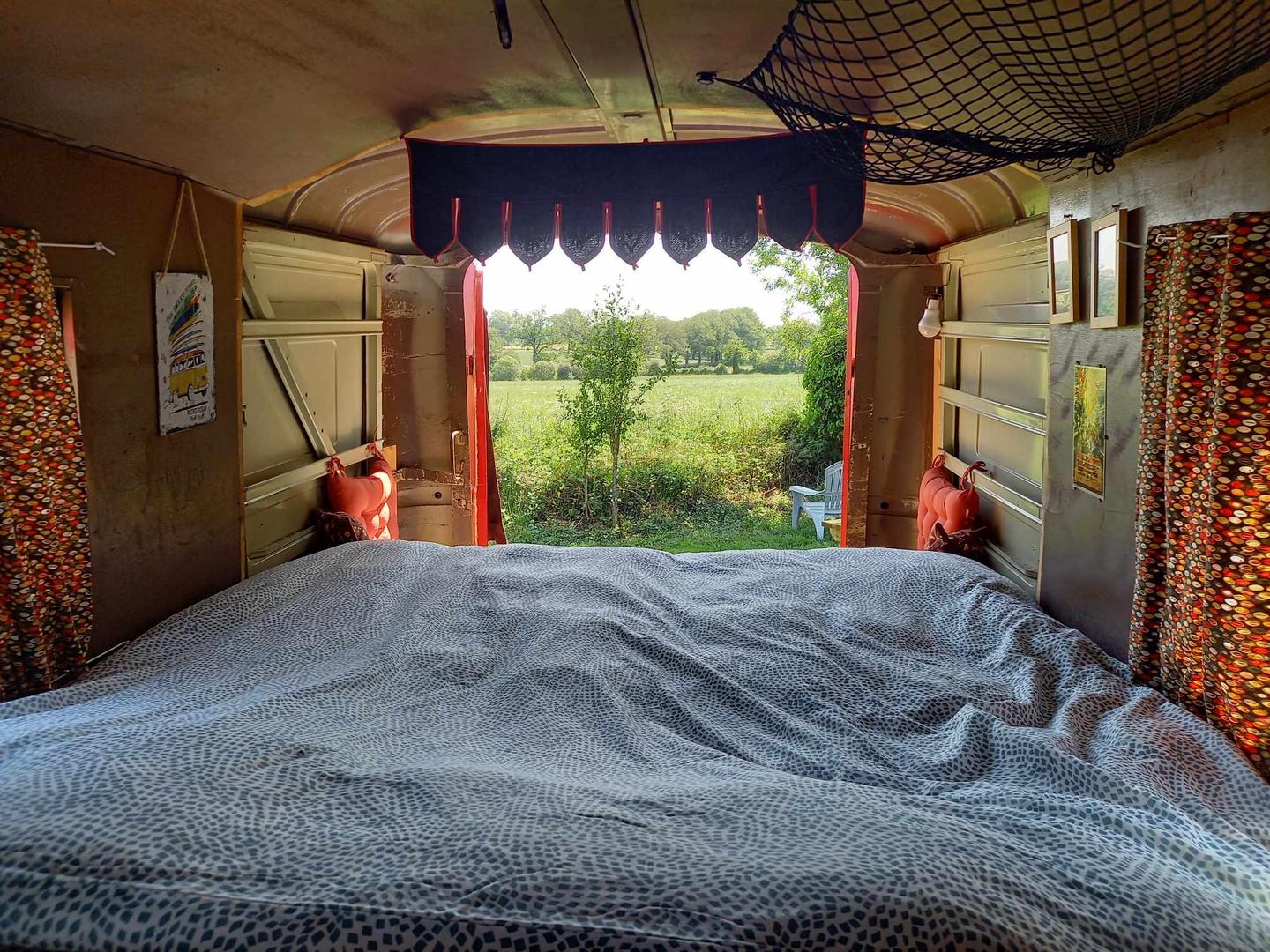 Logement GreenGo: Bus magique avec tente glamping - Image 11