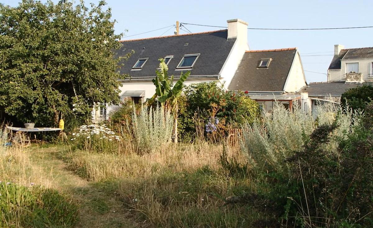 Maison en pierres entre village et campagne