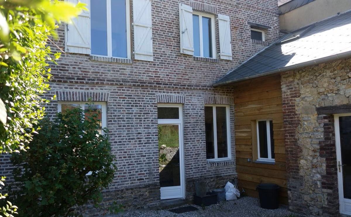 Maison de village sur la côte d'Albâtre entre mer et lac