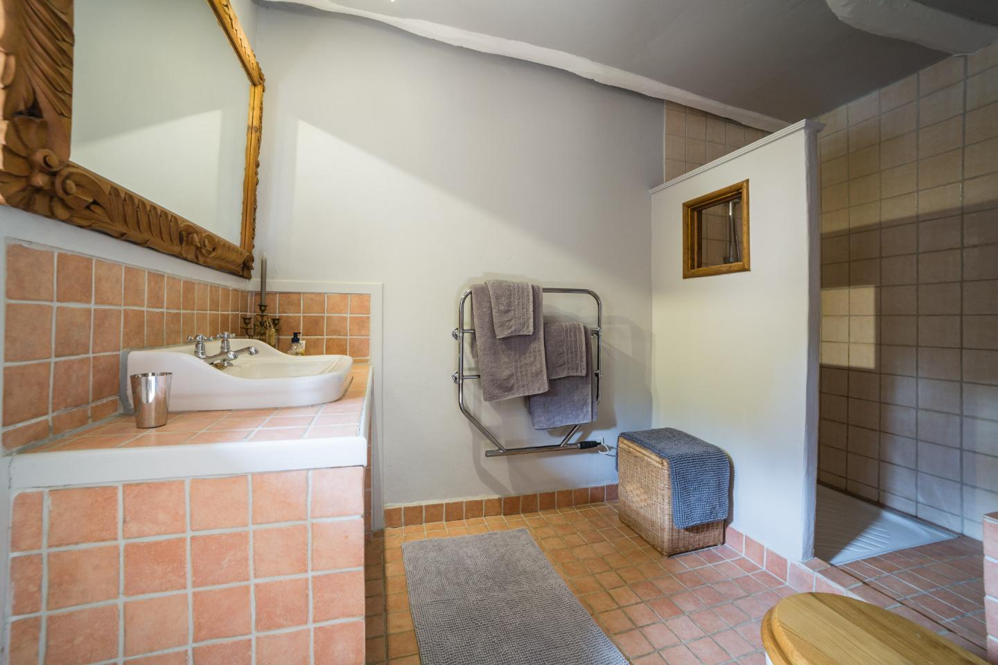 Logement GreenGo: Kingfisher - chambre double avec sdb et une vue sur la rivière.  Petit salon privé avec balcon. - Image 4
