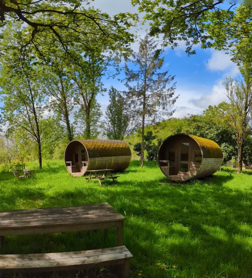 Logement GreenGo: Chambre Tonneau Zen et nature avec kitchenette, kota , sauna, structure de jeux