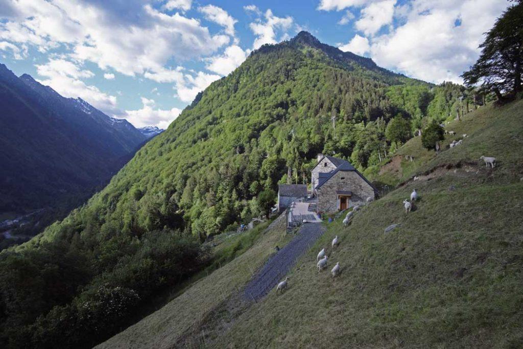 Logement GreenGo: Ancienne bergerie avec vue panoramique sur la vallée et le village de Cauterets. - Image 4