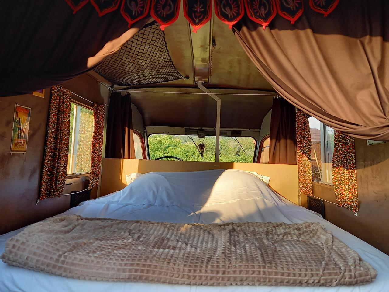 Logement GreenGo: Bus magique avec tente glamping - Image 10