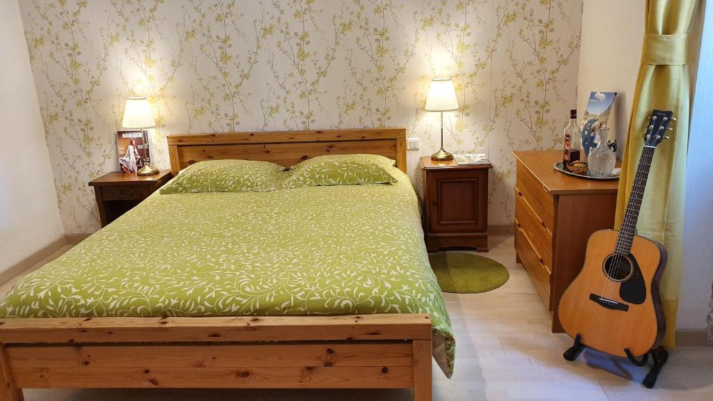 Logement GreenGo: Chambre familiale "Moutarde" avec salle de bains