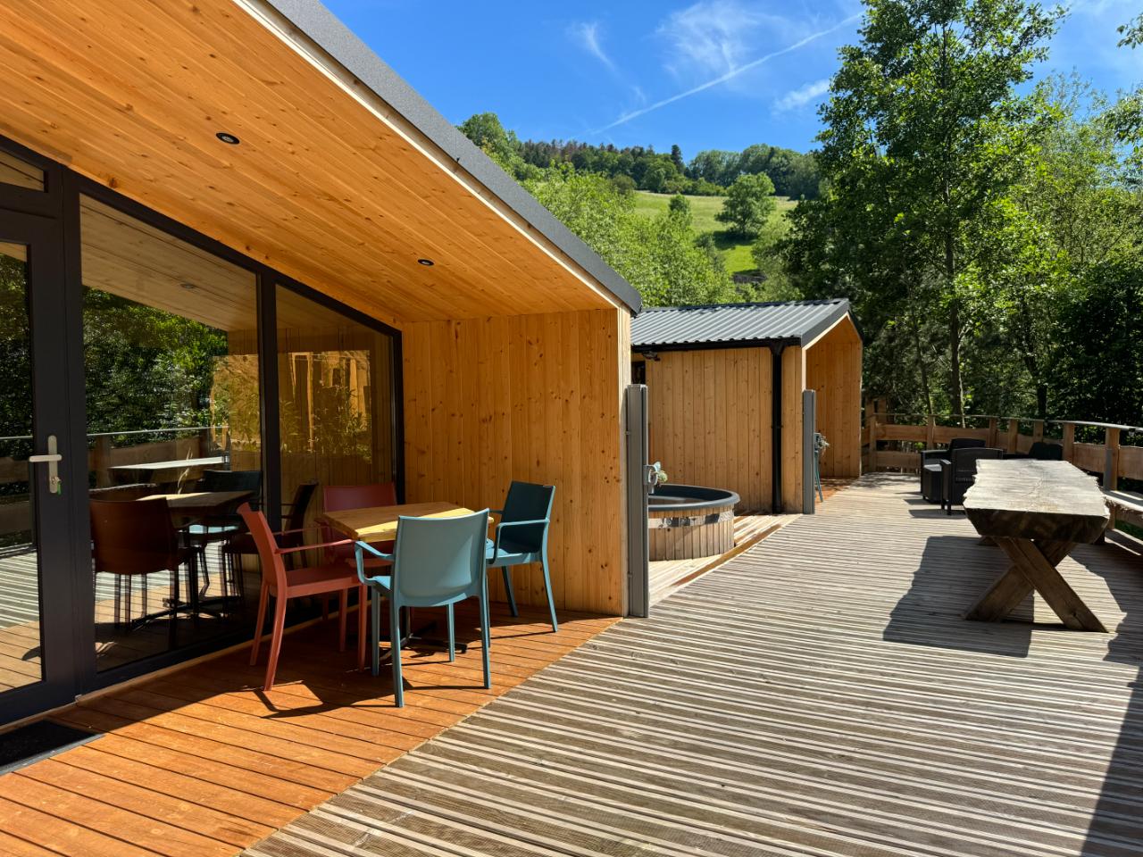 Logement GreenGo: Le Binôme, 2 Tiny Houses reliées par une grande terrasse avec bain nordique