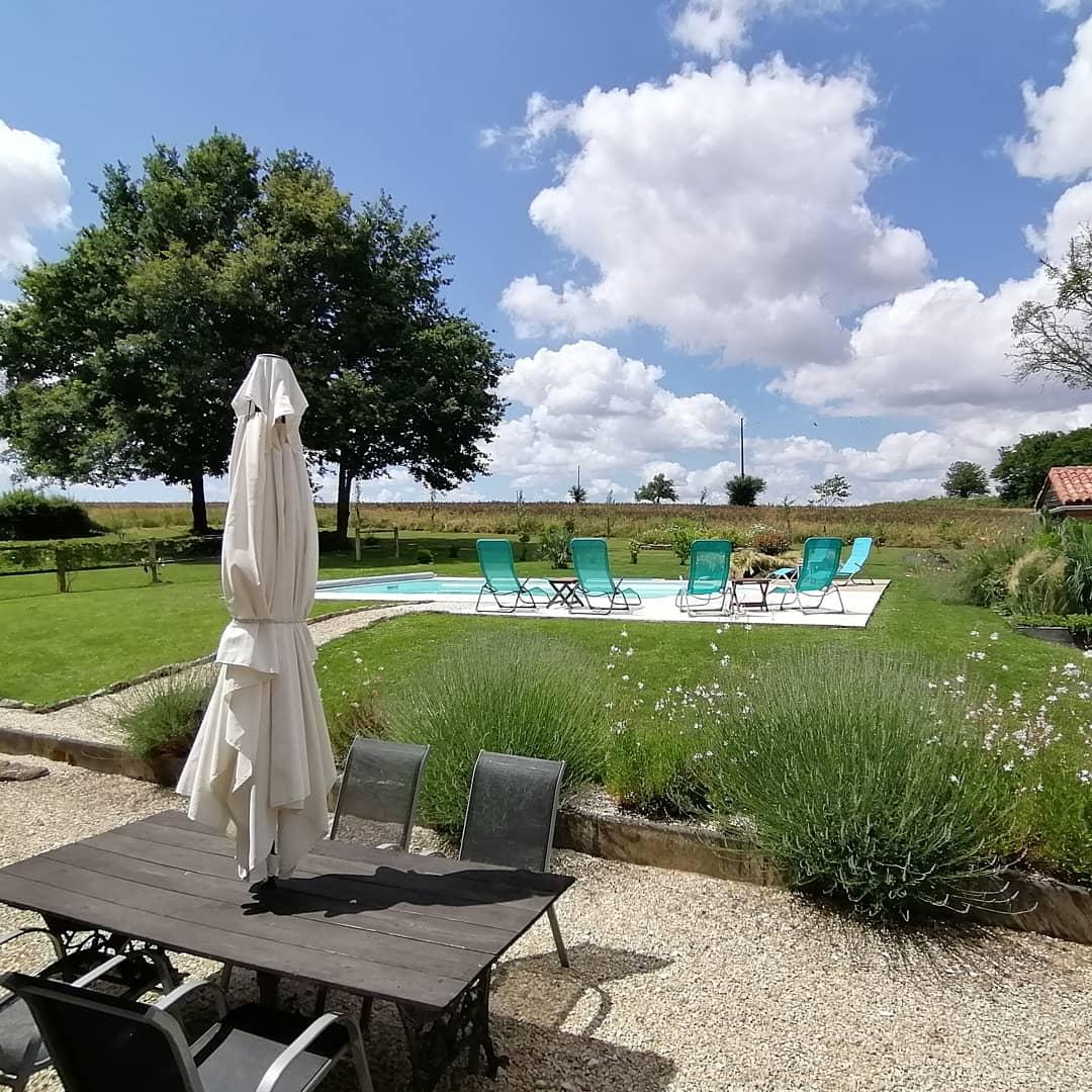 Logement GreenGo: Le Poirier Gite - grand lit, terrasse privée et vue sur la piscine - Image 6