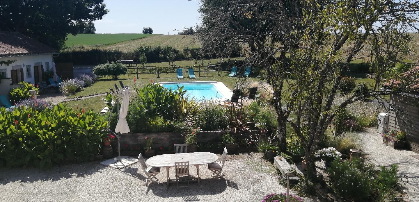 Logement GreenGo: La Charente - double avec grande salle de bain privée et vue sur la piscine - Image 16