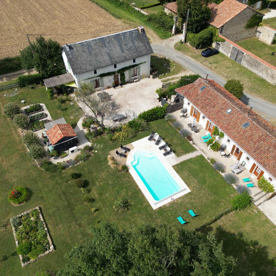 Logement GreenGo: La Perdrix Gite - terrasse privée, grand lit et vue sur la piscine - Image 5