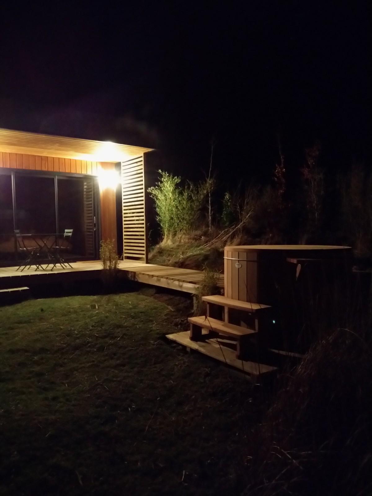 Logement GreenGo: Lodge et son bain nordique privatif au bord de l'eau