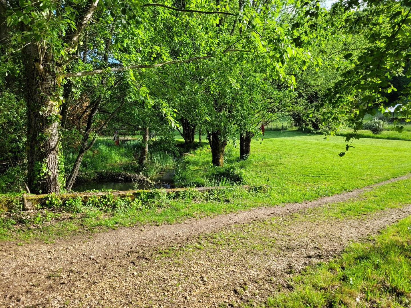 Logement GreenGo: Camping naturel au bord du ruisseau. Domaine de Castalia,  à Fleurac. Dordogne. - Image 6