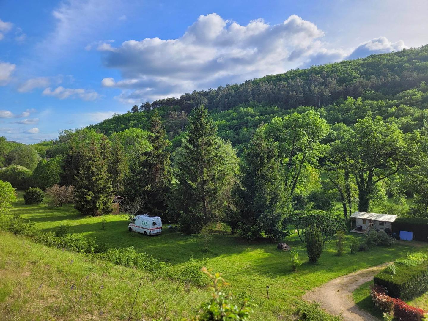 Logement GreenGo: Camping naturel au bord du ruisseau. Domaine de Castalia,  à Fleurac. Dordogne.