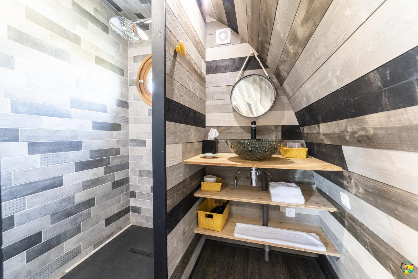 Logement GreenGo: Lodge flottant Les Clos avec son spa et sauna privé - Image 5