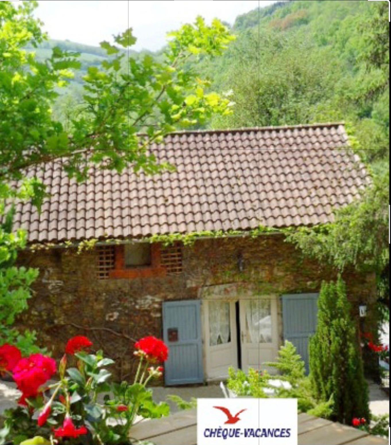 Grange authentique avec terrasse et rivière entre Tarn et Aveyron