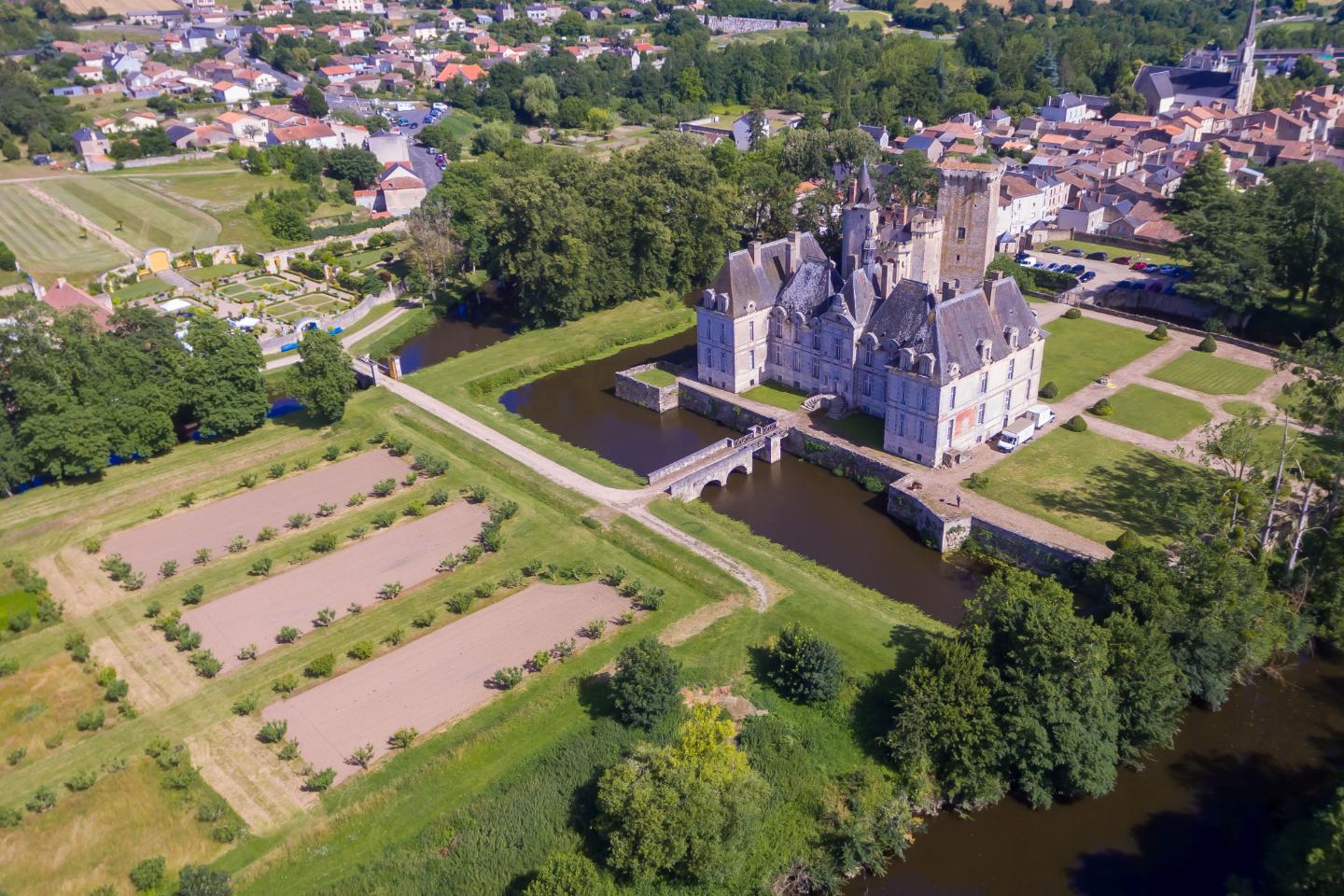 Logement GreenGo: Château de Saint-Loup sur Thouet 79600 Site exceptionnel classé Monument historique - Incontournable - Image 3