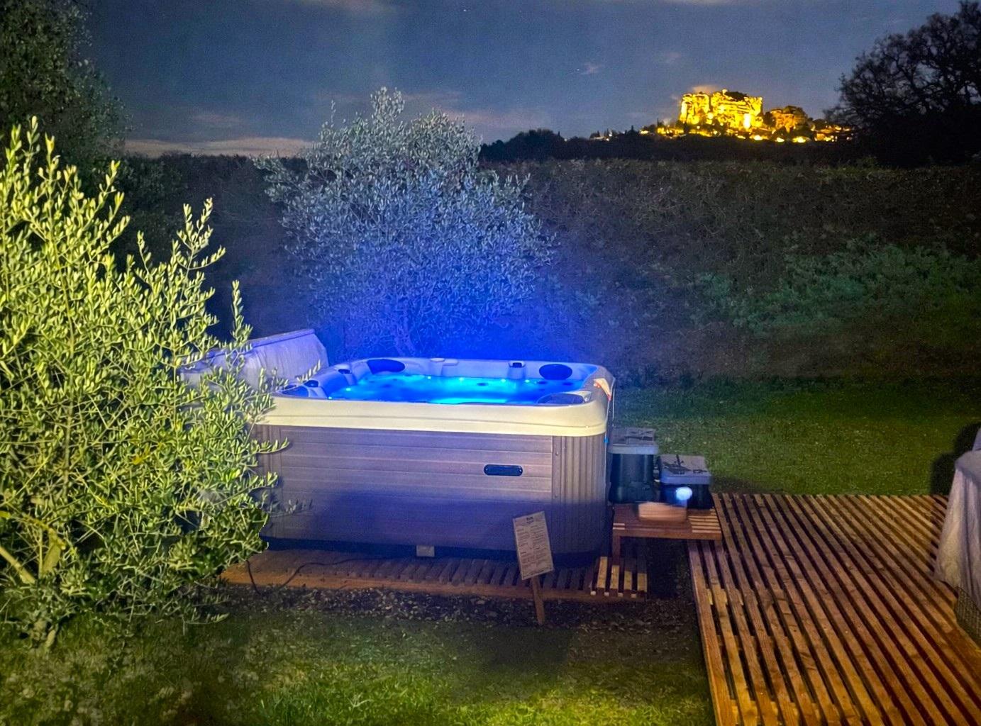GreenGo La Tiny du Rocher (hébergement et Spa avec vue sur le rocher de Saignon)