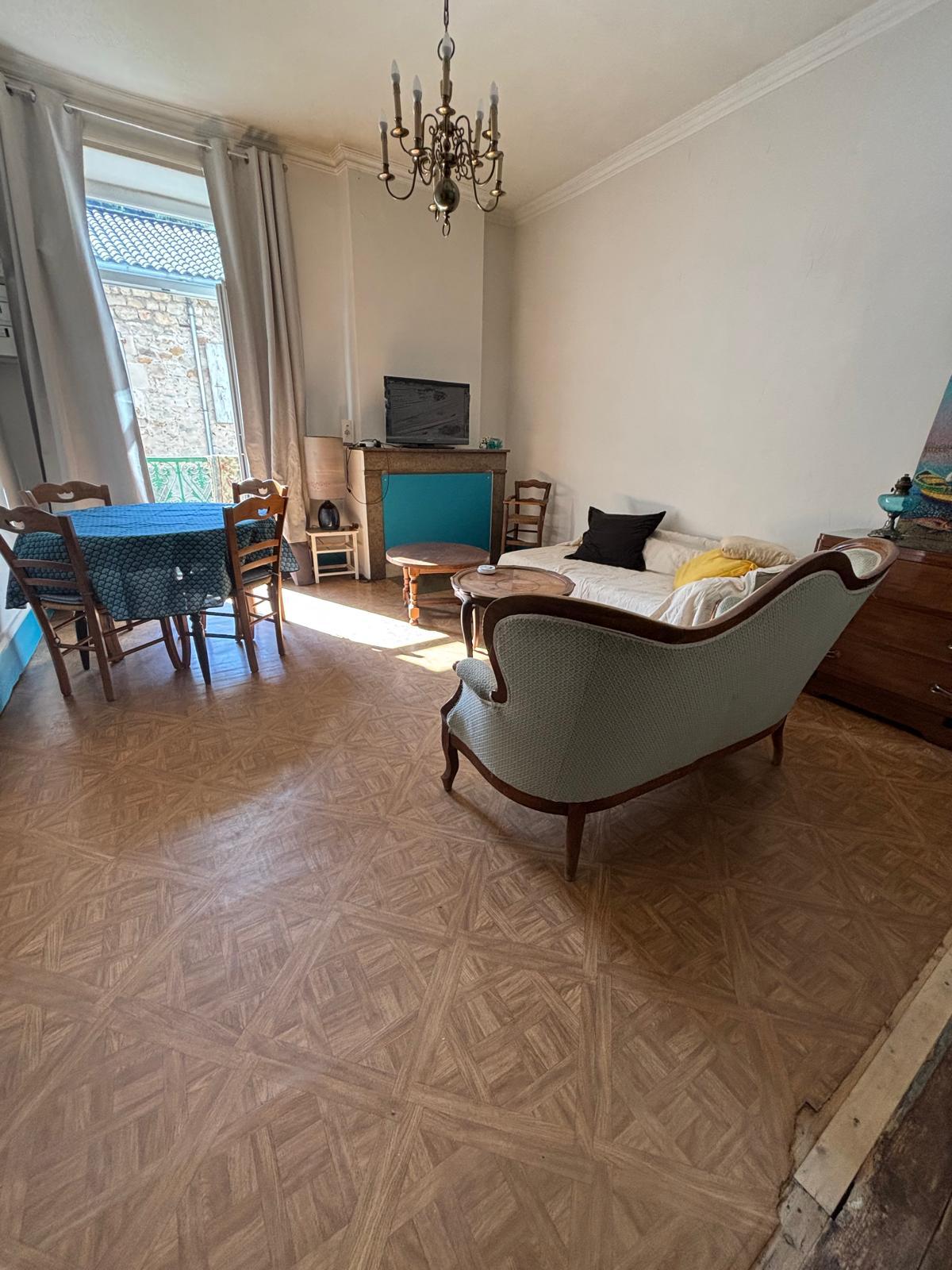 Cœur village médiéval, bel appart attenant à une terrasse et un grand jardin