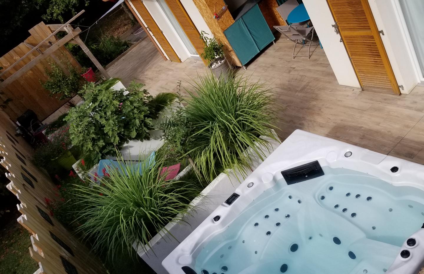 La chambre du bassin en lisière de forêt avec spa