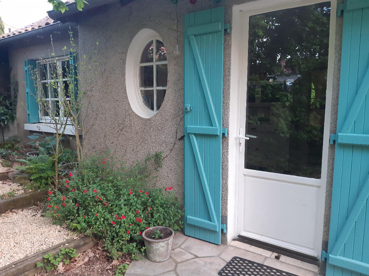 La maisonnette vintage (et sa roulotte !) en bordure de rivière