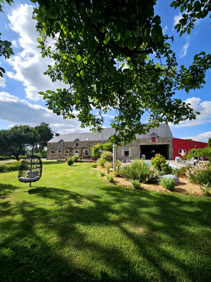 Gîte avec vue sur piscine et nature