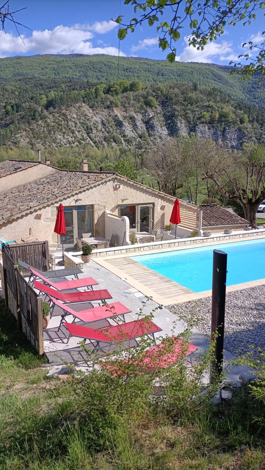 Le Domaine de la Méouge, une parenthèse nature entre Alpes et Provence, piscine et accès rivière.