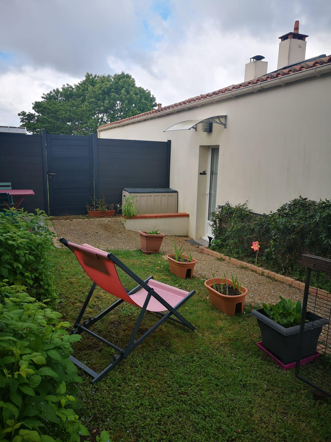 Logement cosy inspiré Tiny House avec jardin privatif, compost & poules – 20 min Puy du Fou