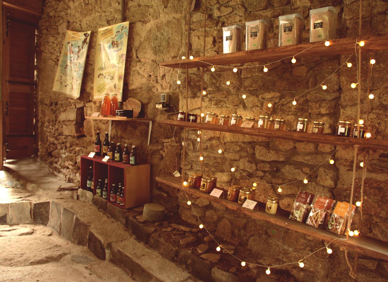 Espace boutique avec vente de produits locaux
