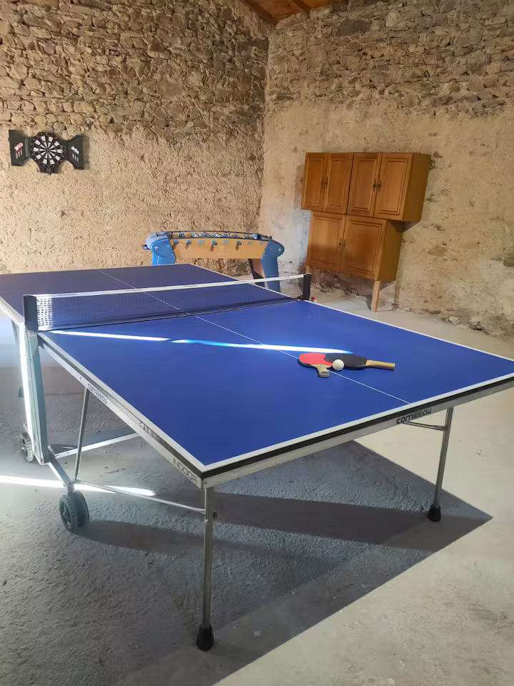 Remise aménagée en salle de jeux avec billard, ping-pong et baby-foot