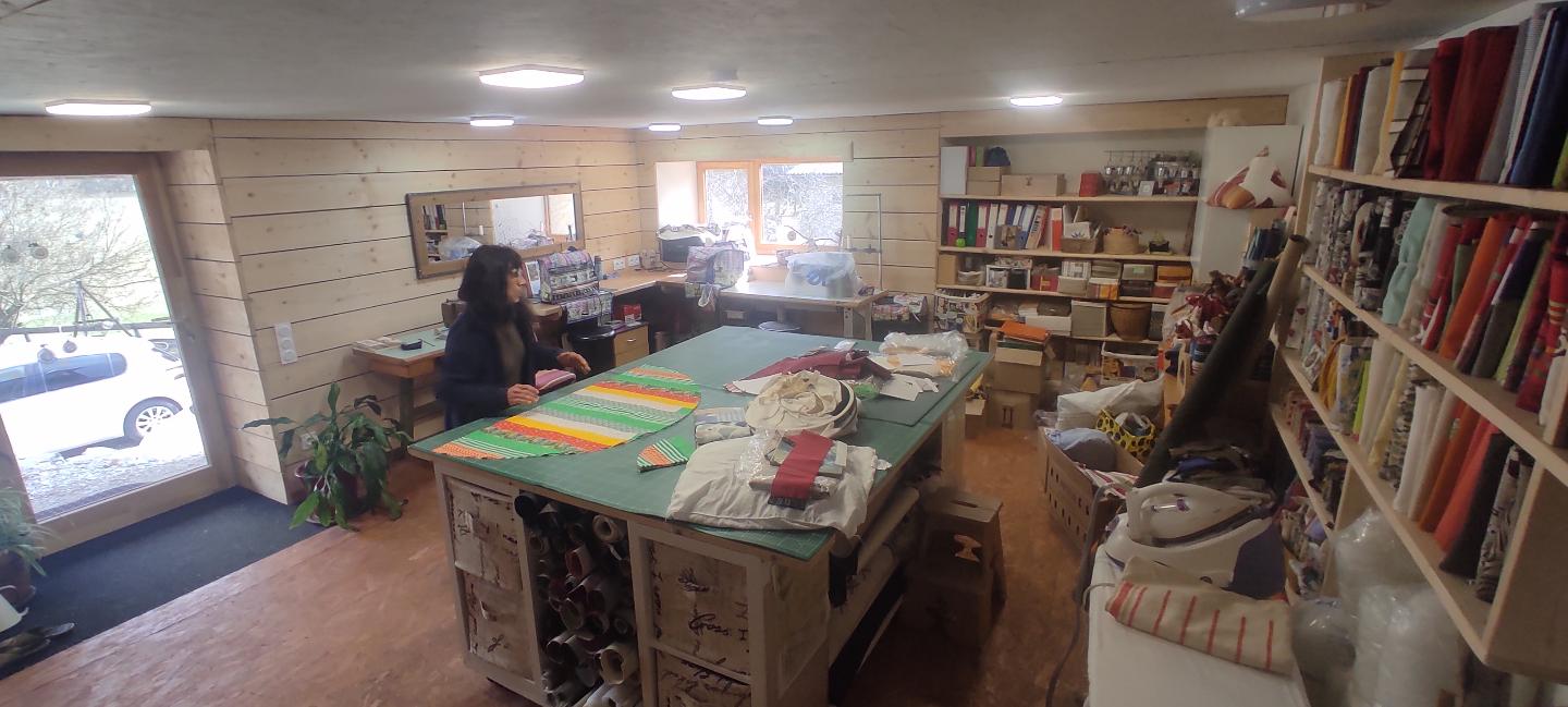 Sur le lieu se trouve un atelier couture animé par une couturière