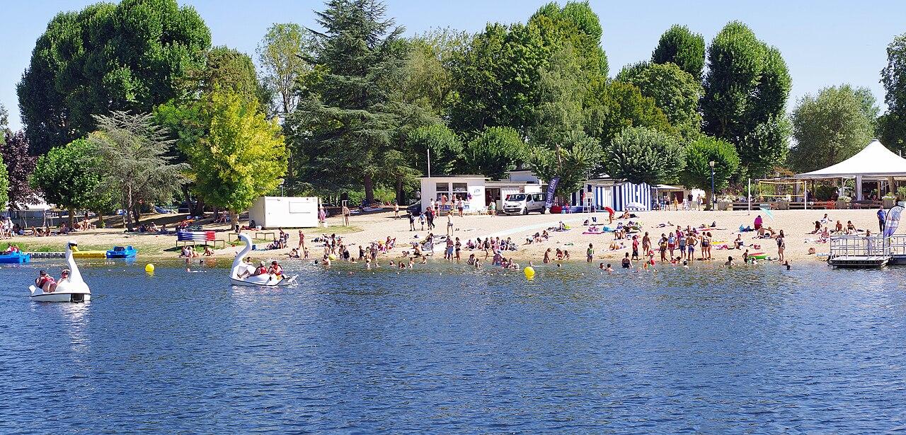 Parc-plage avec canoë, kayak, pédalo, stand up paddle et bar de plage