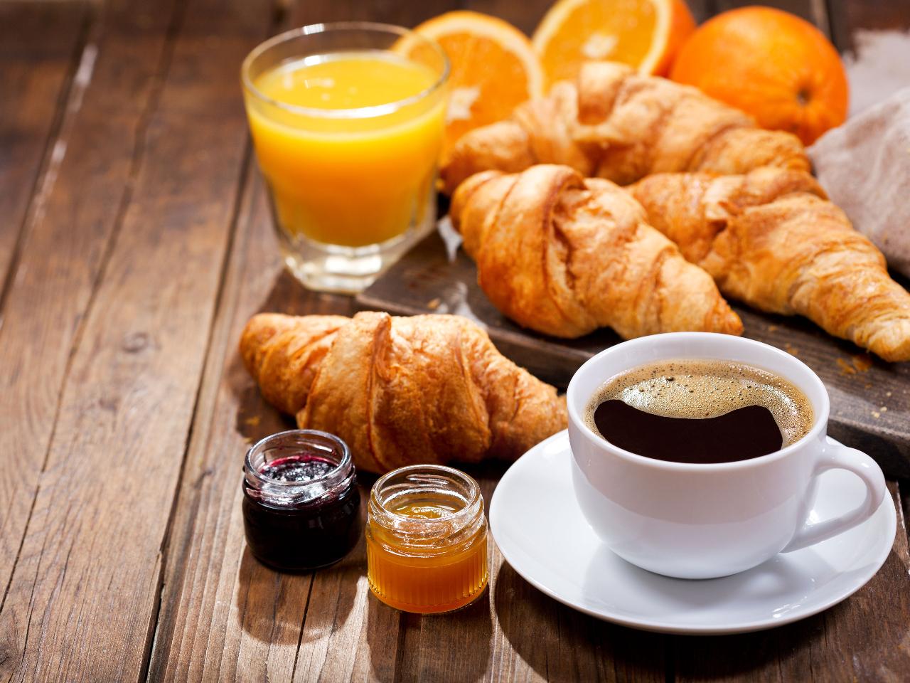 Petit-Dej Local BIO avec viennoiseries, charcuterie, fromages et fruits de Saison