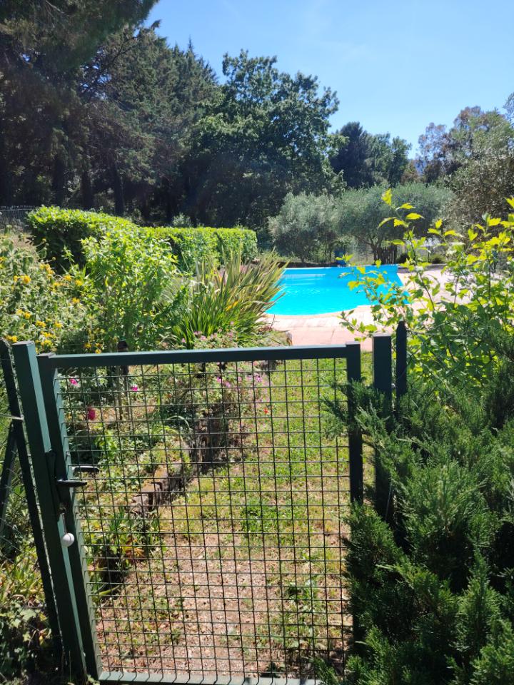 Calme,vue exceptionnelle,balades dans le Massif des Maures,visite des domaines viticoles dont Le Domaine de La Fouquette, point central pour rayonner en bord de mer ou visiter les petits villages typiques provençaux, nombreux marchés.
