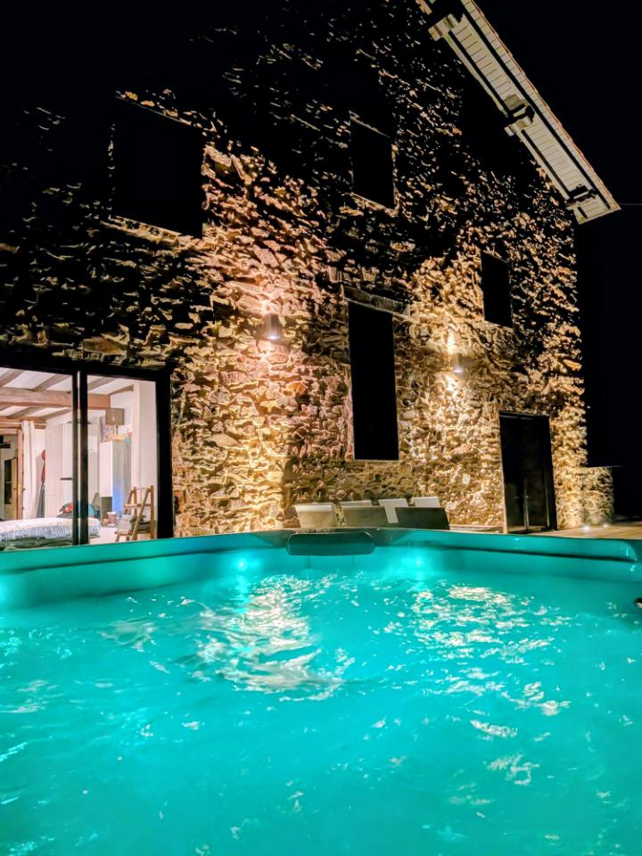 Jacuzzi d'exception avec place allongée et vue sur la nature et les belles montagnes basques