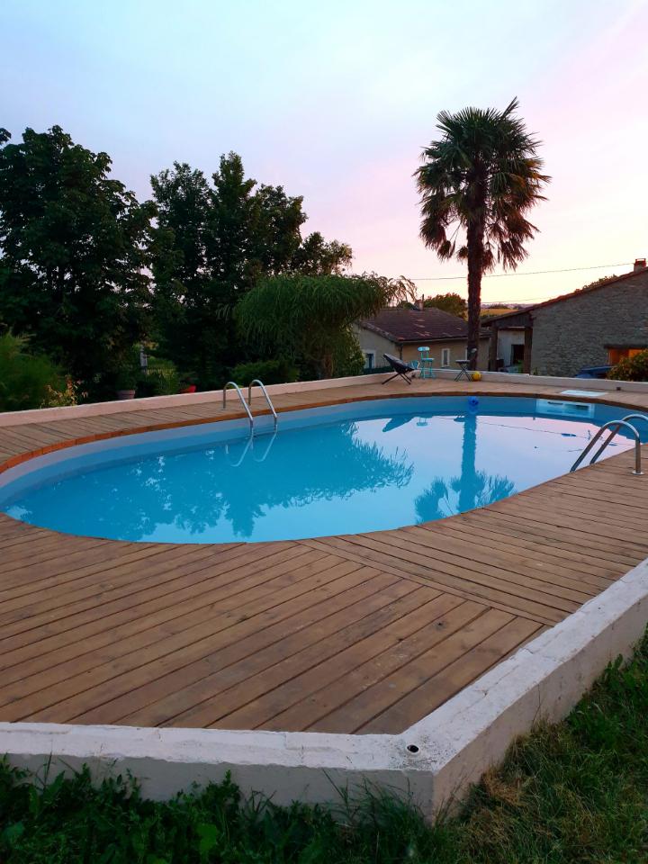 Piscine et bains de soleil au cœur du domaine